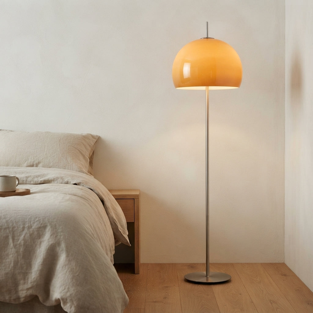 Lampadaire dôme ambré tige argentée Été – mise en situation (visuel d’ambiance)