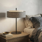 Lampe à poser abat-jour tambour gris et métal noir Nerea – mise en situation (visuel d’ambiance)