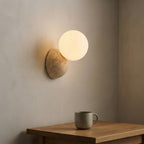 Applique murale demi-coupole en travertin globe blanc Coquille – mise en situation (visuel d’ambiance)