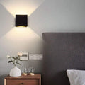 Applique murale cube noir double faisceau Monolithe, finition noire