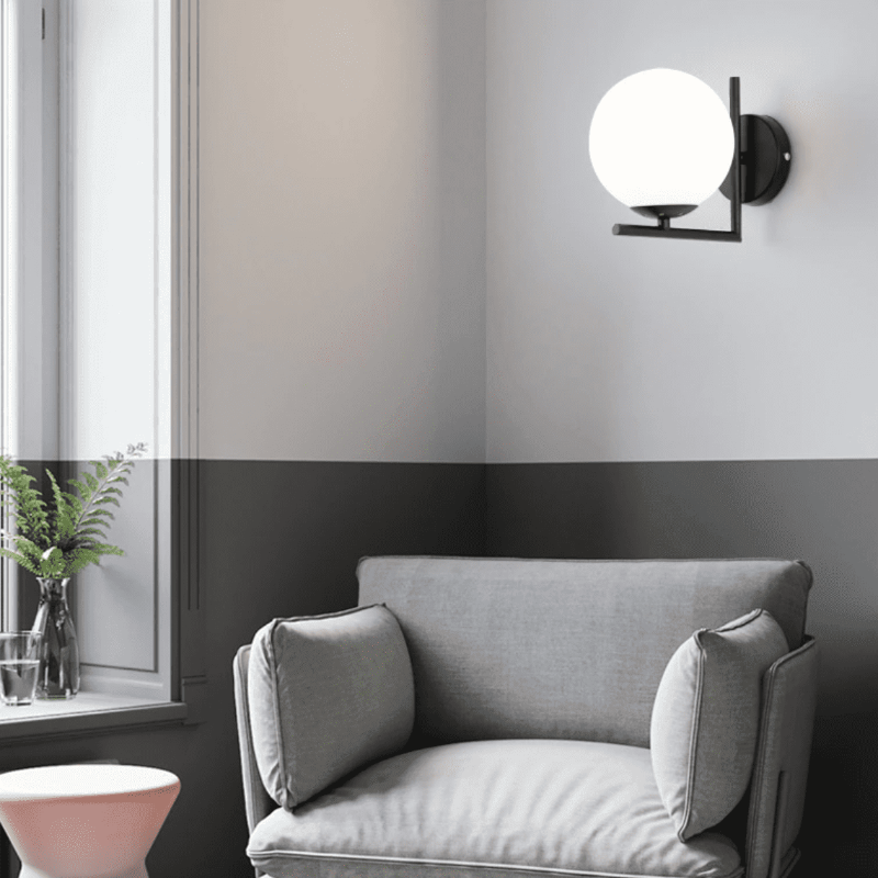 Applique murale globe en verre blanc et métal doré Neige