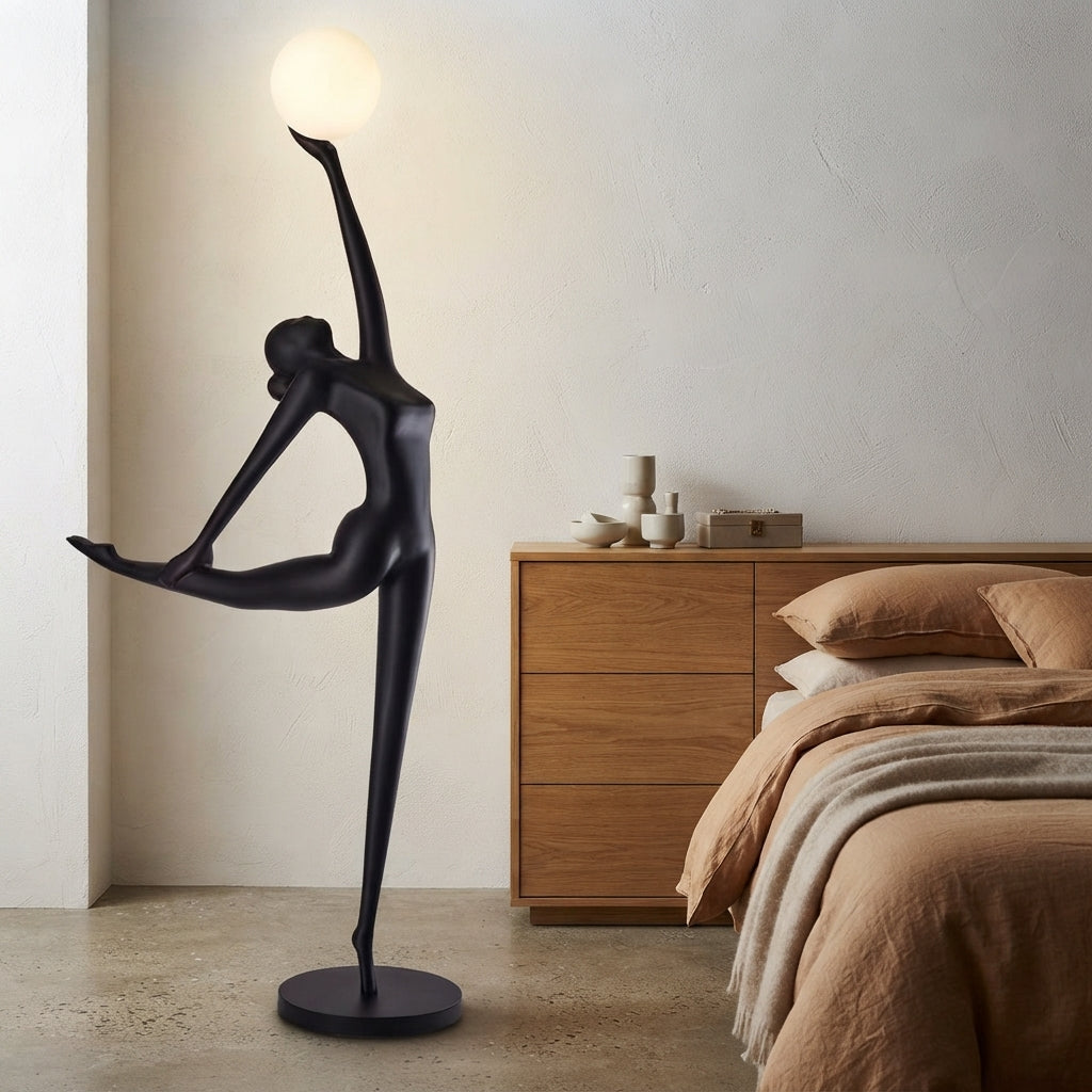 Lampadaire sculpture en résine danseuse au globe Entrechat – mise en situation (visuel d’ambiance)