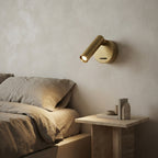 Applique murale dorée spot cylindrique platine ronde Bugle – mise en situation (visuel d’ambiance)