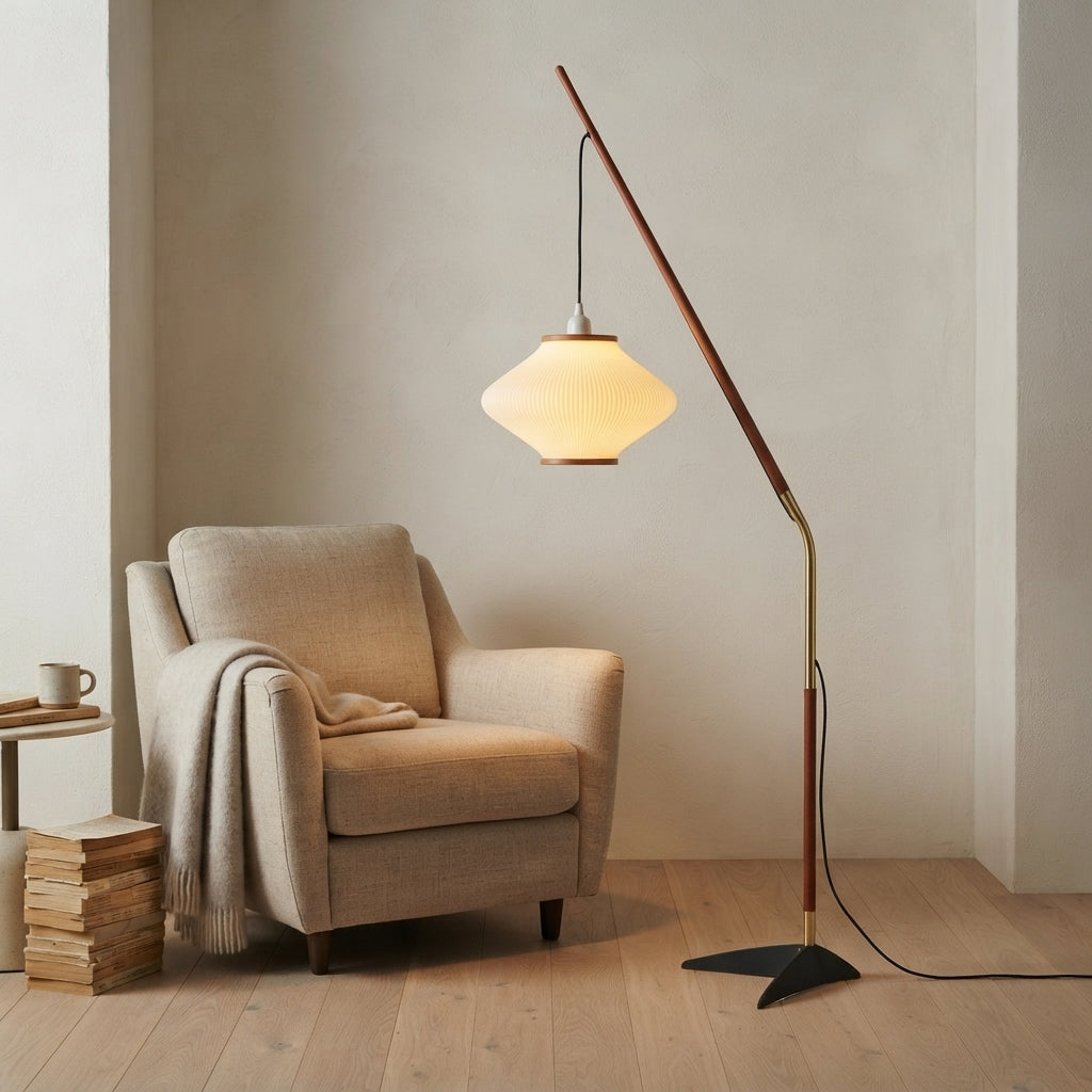 Lampadaire en verre à tige arquée aspect bois Héron – mise en situation (visuel d’ambiance)