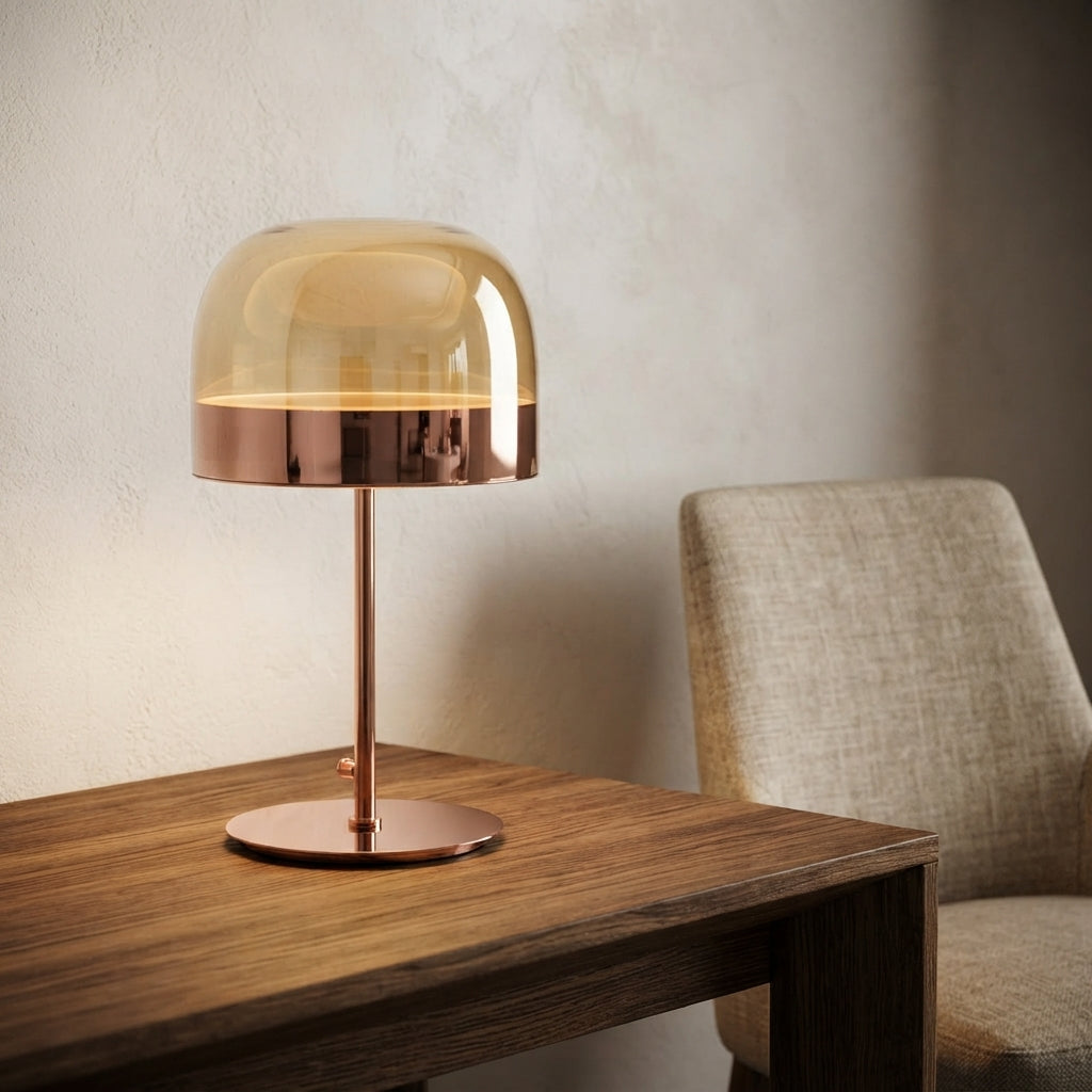 Lampe à poser en verre orientable ambré et cuivré Hydromel – mise en situation (visuel d’ambiance)