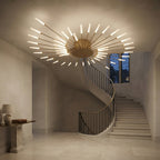 Lustre rayonnant à tiges lumineuses dorées Étincelle – mise en situation (visuel d’ambiance)