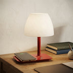 Lampe à poser sans fil rechargeable pied rouge Groseille – mise en situation (visuel d’ambiance)