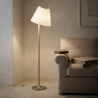 Lampadaire tige argentée abat-jour blanc incliné Dais – mise en situation (visuel d’ambiance)