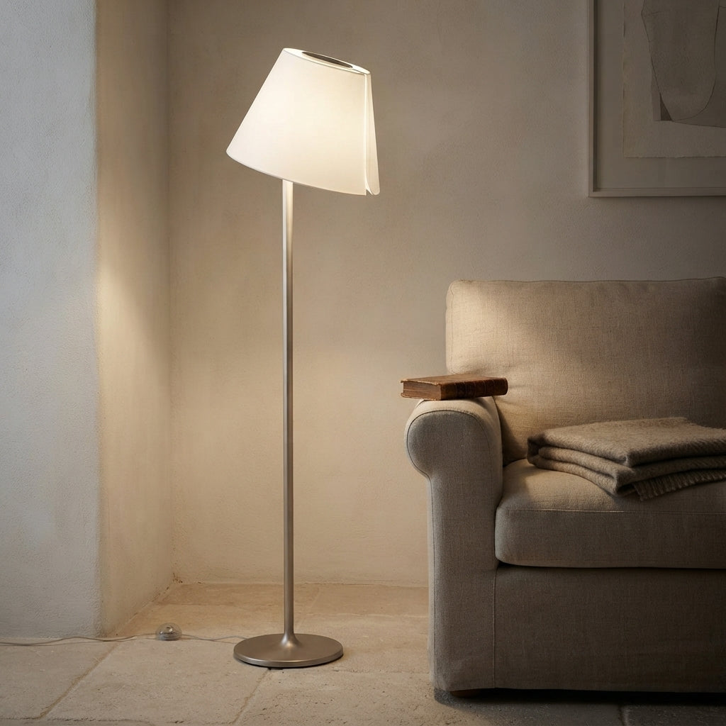Lampadaire tige argentée abat-jour blanc incliné Dais – mise en situation (visuel d’ambiance)