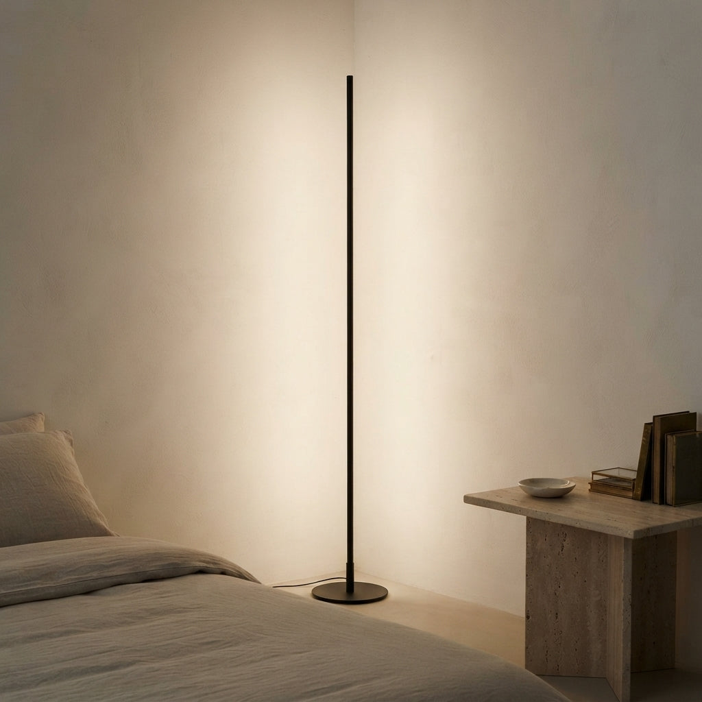 Lampadaire d'angle à barre lumineuse avec télécommande Faisceau – mise en situation (visuel d’ambiance)