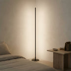 Lampadaire d'angle à barre lumineuse avec télécommande Faisceau – mise en situation (visuel d’ambiance)