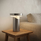 Lampe à poser cylindre en métal gris Ovale – mise en situation (visuel d’ambiance)