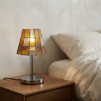 Lampe à poser en verre vitrail style Tiffany ambré Damier – mise en situation (visuel d’ambiance)
