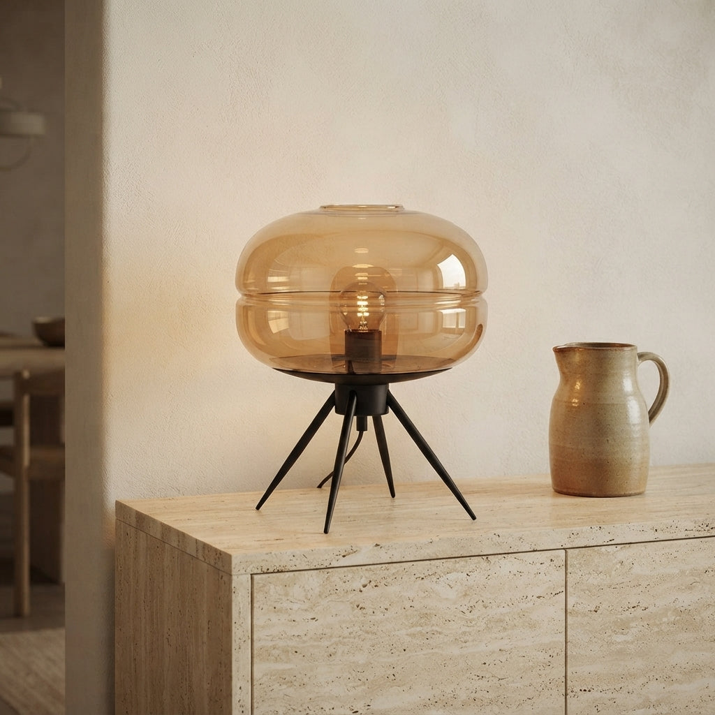 Lampe à poser en verre ambré sur trépied noir Ellipse – mise en situation (visuel d’ambiance)