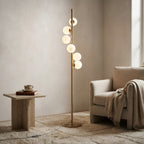 Lampadaire en métal doré à six ampoules Calice – mise en situation (visuel d’ambiance)