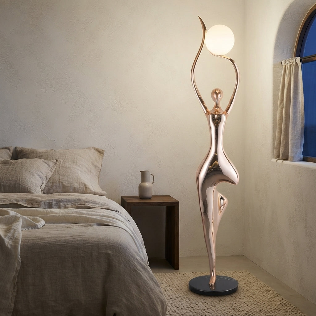Lampadaire sculpture en résine silhouette humaine dorée Envolée