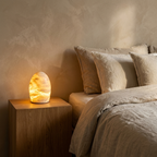 Lampe à poser œuf en albâtre sans fil rechargeable Éclosion – mise en situation (visuel d’ambiance)