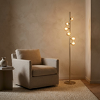 Lampadaire en métal doré à six points lumineux Tonda – mise en situation (visuel d’ambiance)