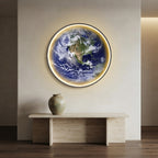 Applique murale ronde motif Terre halo doré Atmosphère – mise en situation (visuel d’ambiance)