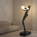 Lampadaire LED multicolore silhouette humaine et globe Cariatide – mise en situation (visuel d’ambiance)