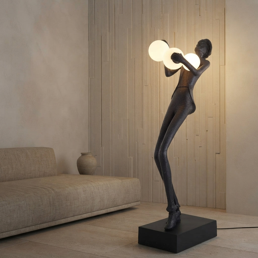 Lampadaire LED multicolore silhouette humaine et globe Cariatide – mise en situation (visuel d’ambiance)
