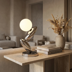 Lampe à poser sculpturale en métal platine Duna – mise en situation (visuel d’ambiance)