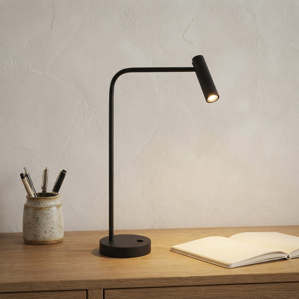 Lampe à poser orientable noire à petit spot Iota – mise en situation (visuel d’ambiance)