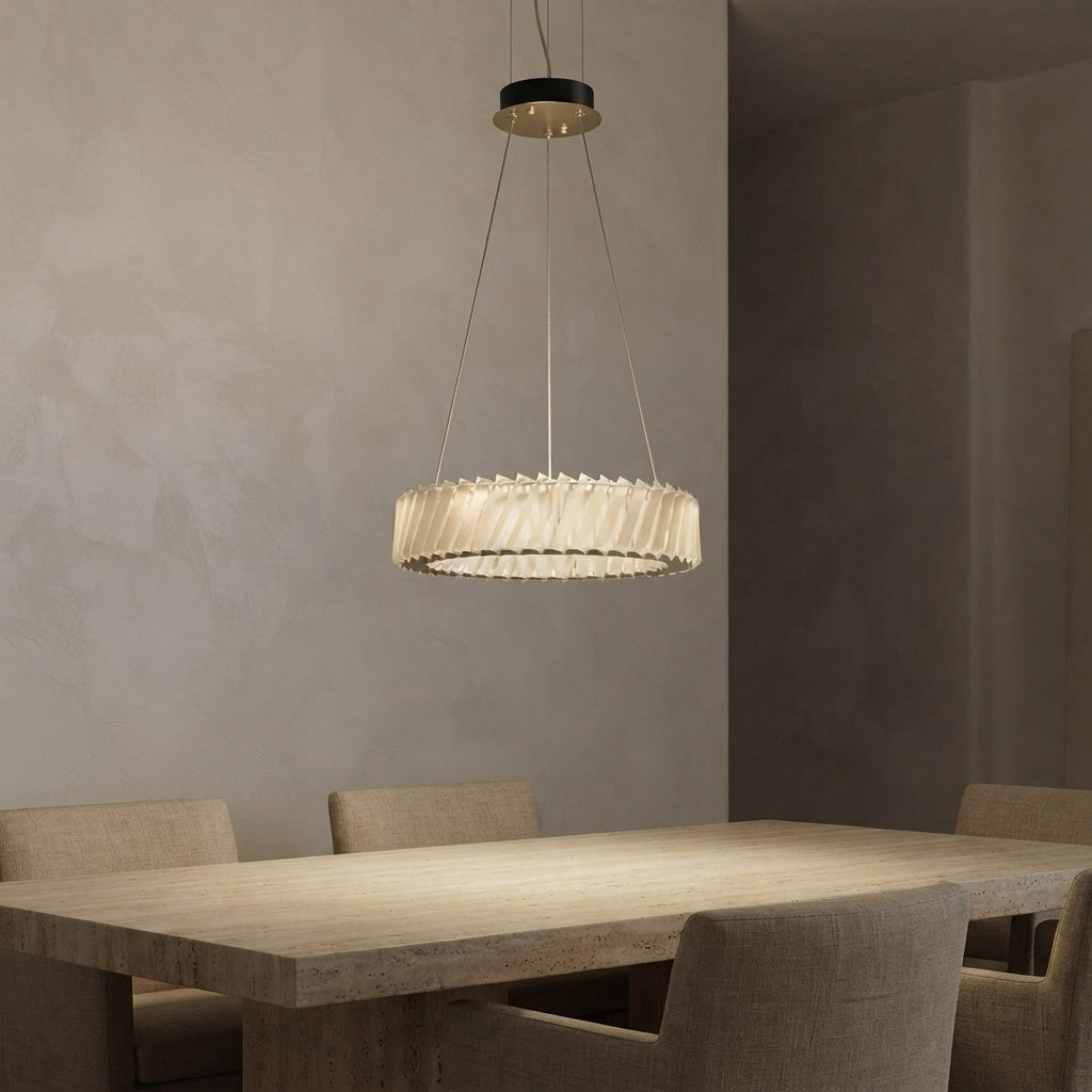 Suspension couronne plissée en métal beige Denia – mise en situation (visuel d’ambiance)