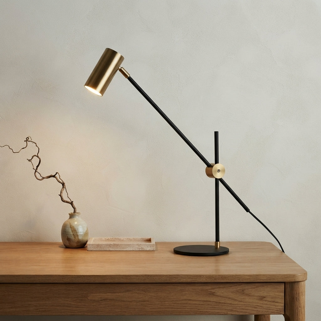 Lampe à poser orientable noire et dorée à balancier Équilibre – mise en situation (visuel d’ambiance)