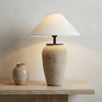 Lampe à poser en céramique texturée Amphore – mise en situation (visuel d’ambiance)