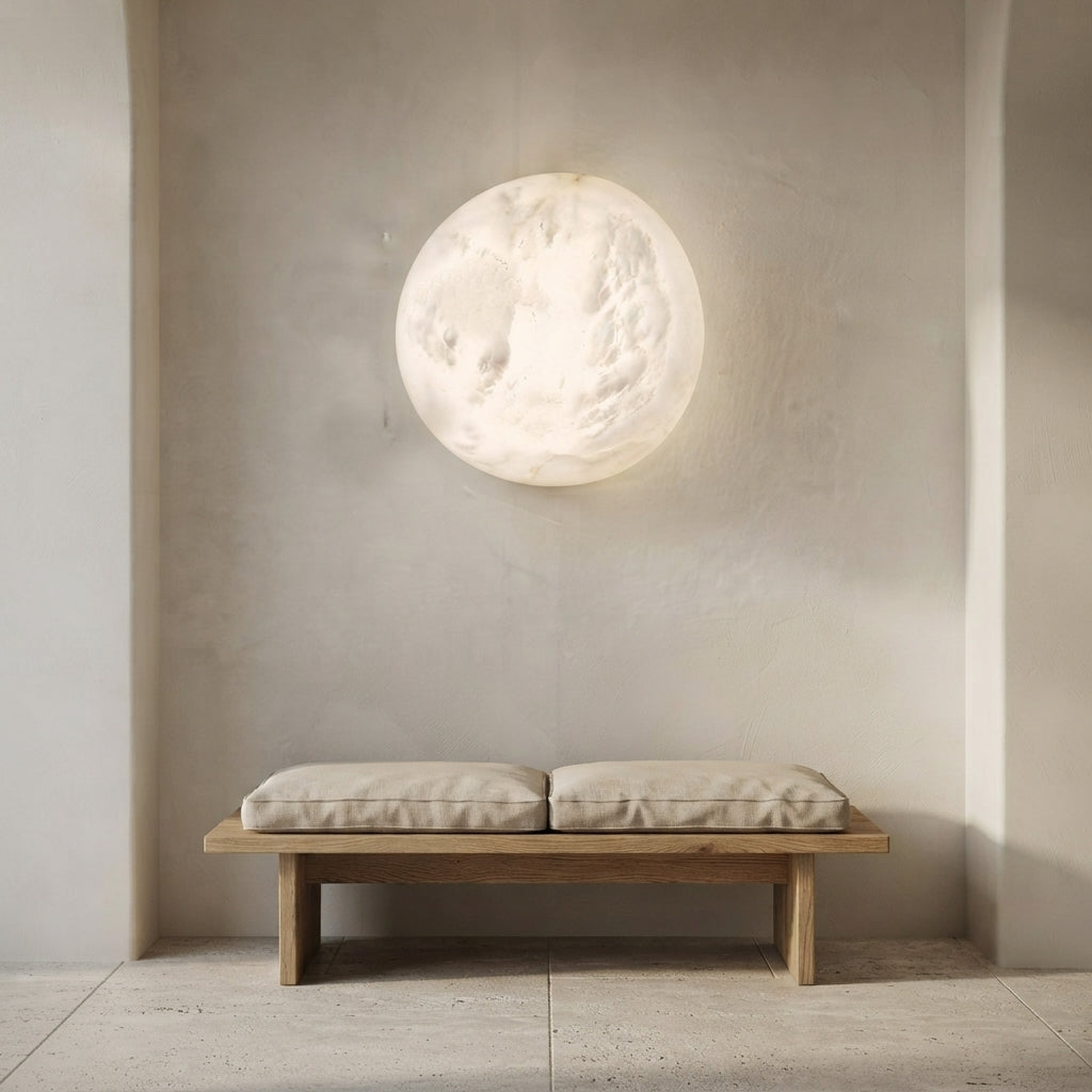 Applique murale ronde en albâtre relief lunaire Albédo – mise en situation (visuel d’ambiance)