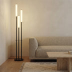 Lampadaire noir à trois colonnes lumineuses Hautbois – mise en situation (visuel d’ambiance)
