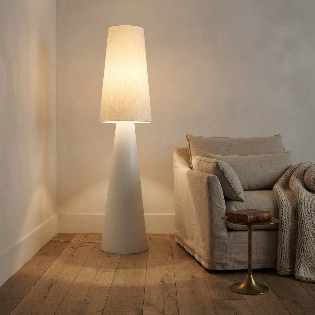 Lampadaire conique blanc à haut abat-jour Flûte – mise en situation (visuel d’ambiance)
