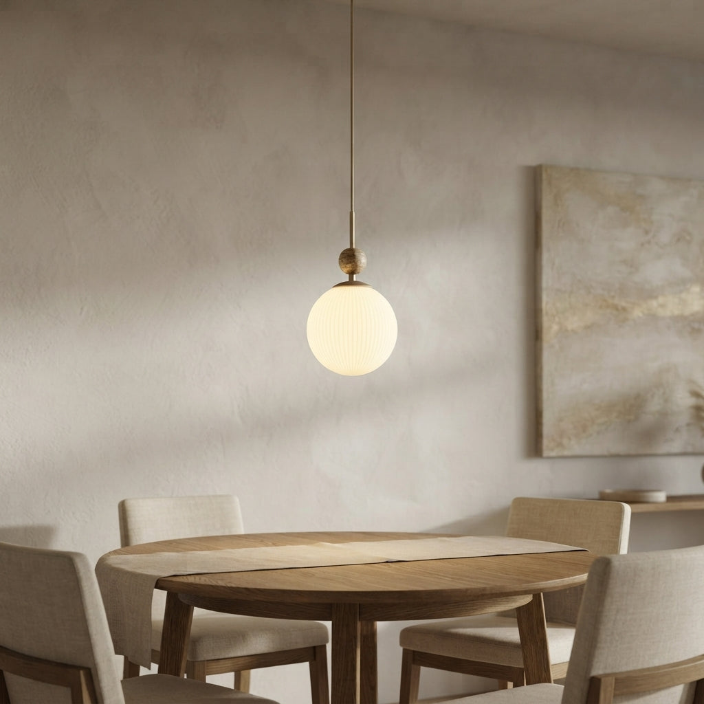 Suspension globe strié et tige aspect bois Vanille – mise en situation (visuel d’ambiance)