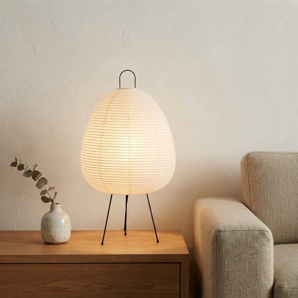 Lampe à poser en papier sur trépied noir Ikebana – mise en situation (visuel d’ambiance)