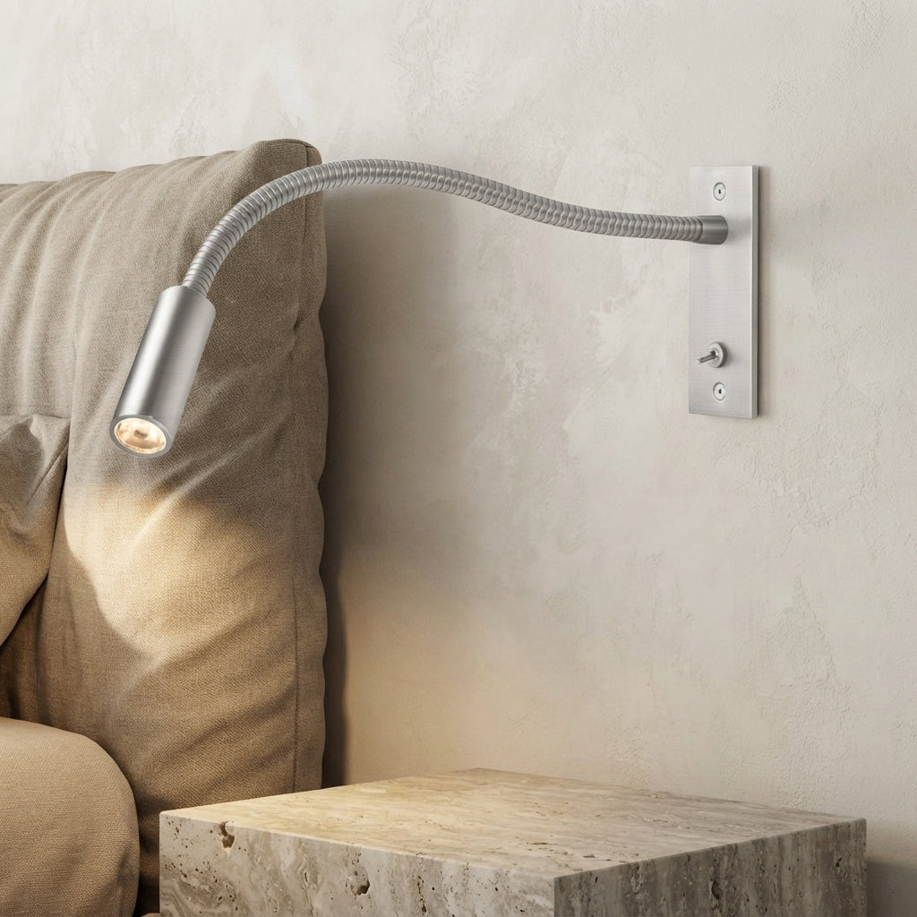 Applique murale orientable argentée col flexible Courlis – mise en situation (visuel d’ambiance)