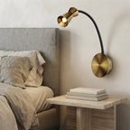 Applique murale dorée et noire liseuse flexible Chouette – mise en situation (visuel d’ambiance)