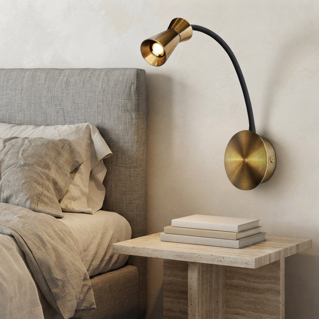 Applique murale dorée et noire liseuse flexible Chouette – mise en situation (visuel d’ambiance)