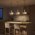 Suspension en travertin style wabi-sabi soucoupe Disque – mise en situation (visuel d’ambiance)