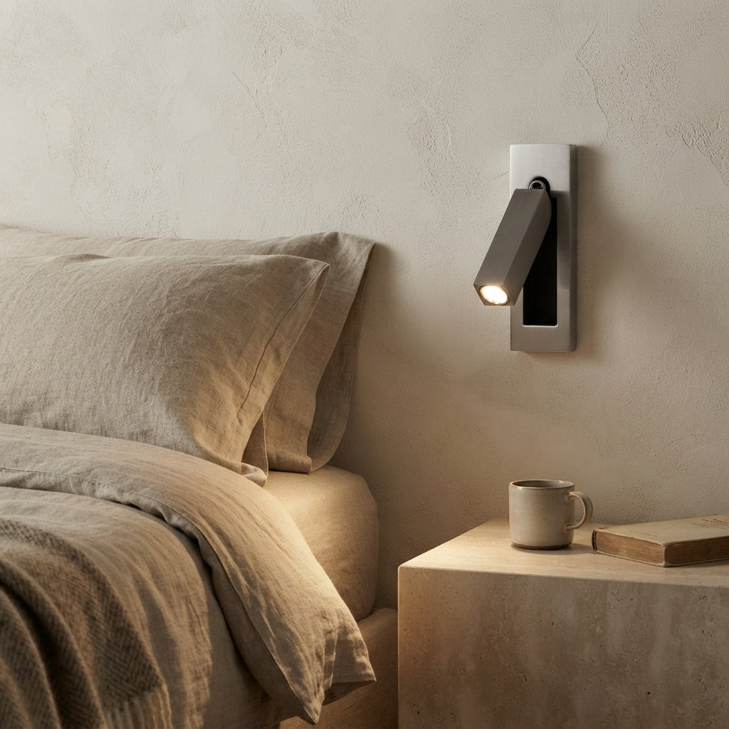 Applique murale orientable argentée spot carré gris Aileron – mise en situation (visuel d’ambiance)