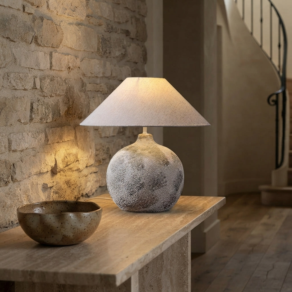 Lampe à poser en céramique texturée Givre – mise en situation (visuel d’ambiance)