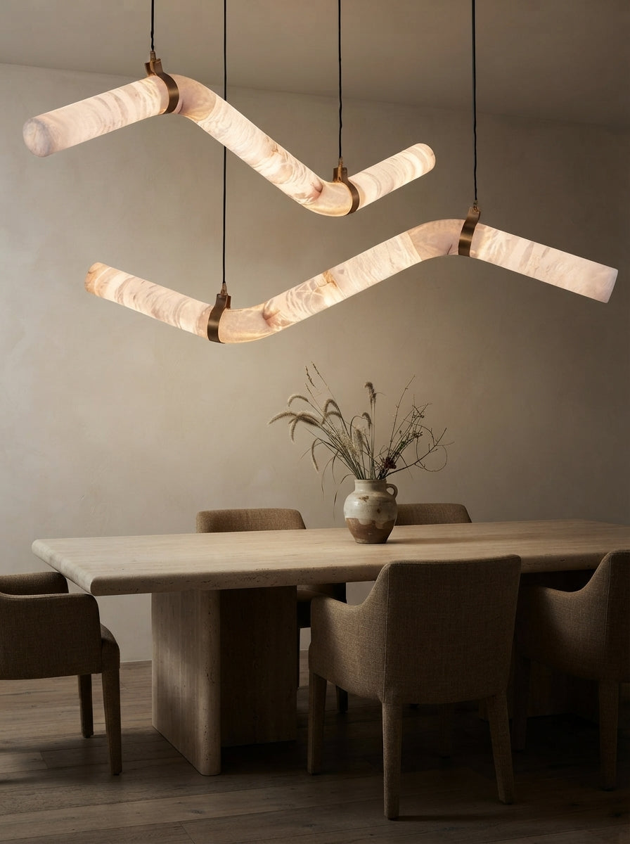 Suspensions ondulées en albâtre au-dessus d'une table en travertin