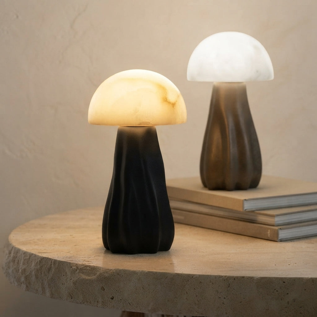 Deux lampes champignon en albâtre sur une table en travertin