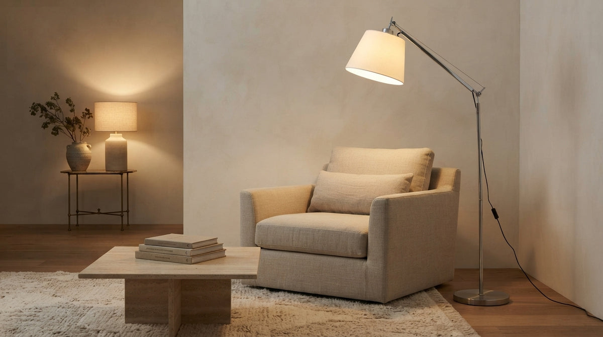 Lampadaire articulé près d'un fauteuil en lin