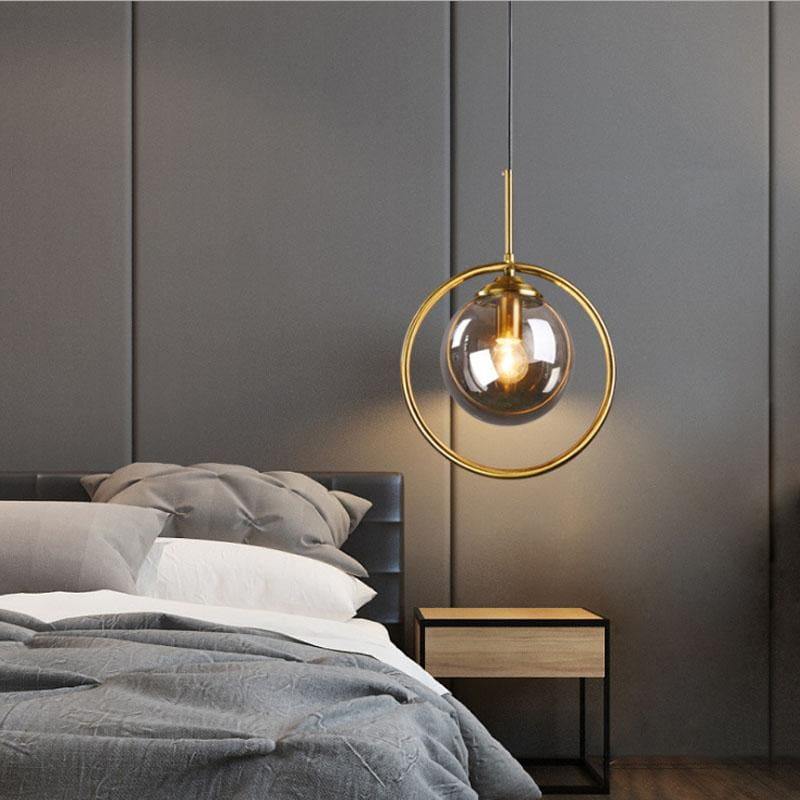 Suspension sphère en verre fumé cerclée d'un anneau doré Saturne, finition dorée