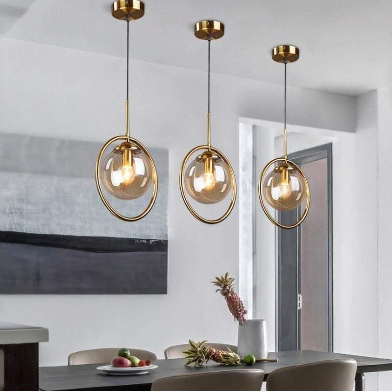 Suspension sphère en verre fumé cerclée d'un anneau doré Saturne – vue 3